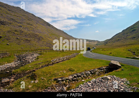 Voitures voyageant le long de Wrynose Pass Lake District National Park Cumbria Angleterre Royaume-Uni Grande-Bretagne Banque D'Images