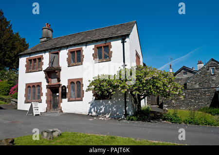 Old Grammar School Museum (anciennement assisté par William Wordsworth) au printemps Hawkshead Cumbria Angleterre Royaume-Uni Grande-Bretagne Banque D'Images