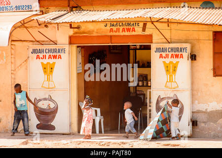 BANJUL, GAMBIE - Mars 29, 2013 : des enfants gambiens jouent ensemble à l'atelier de leur père, inGambia Mar 14, 2013. Groupe ethnique en G Banque D'Images