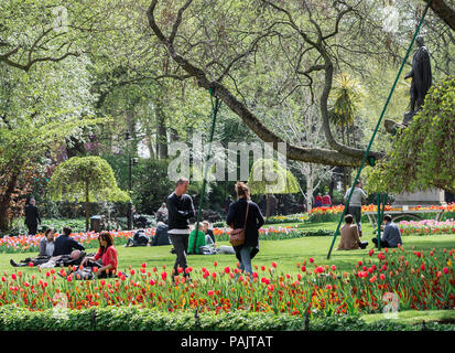 Les personnes bénéficiant d'une journée de printemps dans un parc de Londres Banque D'Images