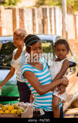 BANJUL, GAMBIE - Mars 29, 2013 : gambien non identifié femme et son petit bébé au marché en Gambie, 14 mars 2013. Les gens souffrent de la pauvreté de la Gambie Banque D'Images