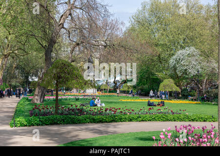 Image des personnes dans un parc de Londres au printemps de 2017 Banque D'Images