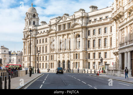 London street et de beaux bâtiments anciens le long de la rue Banque D'Images