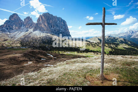 Croix de bois sur Sella Pass, Dolomites italiennes Banque D'Images