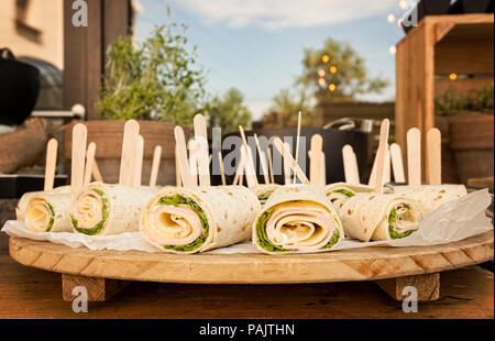 La Turquie en bonne santé pack sandwiches avec laitue, jambon, fromage et crème dans servde restaurant sur une planche en bois Banque D'Images