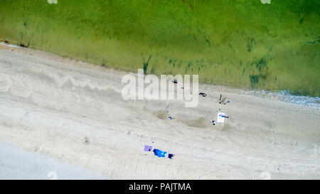 image aérienne regardant une plage avec quelques personnes sur la plage Banque D'Images