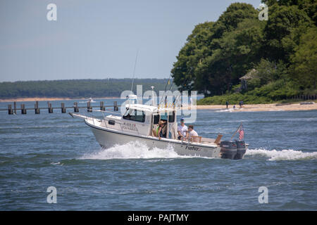 Personnes sur un bateau à moteur près de North Haven, NEW YORK Banque D'Images