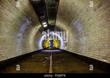 Subway tunnel sous la rivière Thames, London, England, UK Banque D'Images