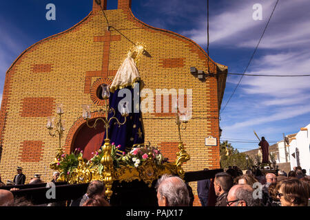 Transporter Les saints patrons Dans Les Rues d'une petite ville rurale en Espagne, Car Il célèbre Semana Santa, défilé de Pâques, semaine Sainte, Banque D'Images