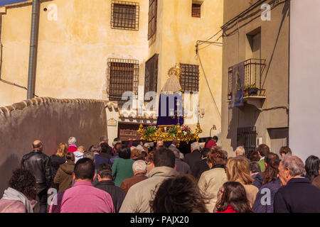 Transporter Les saints patrons Dans Les Rues d'une petite ville rurale en Espagne, Car Il célèbre Semana Santa, défilé de Pâques, semaine Sainte, Banque D'Images