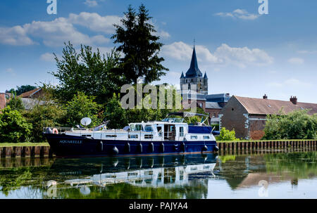 Les bateaux de plaisance amarrés sur le canal de la Somme à Cléry-sur-Somme, France Banque D'Images