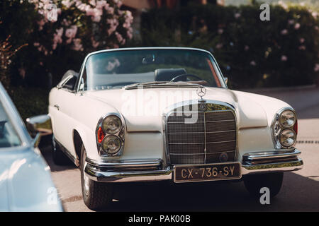 Rallye de voitures rétro. D'azur. Nice - Cannes - Saint-Tropez. Banque D'Images