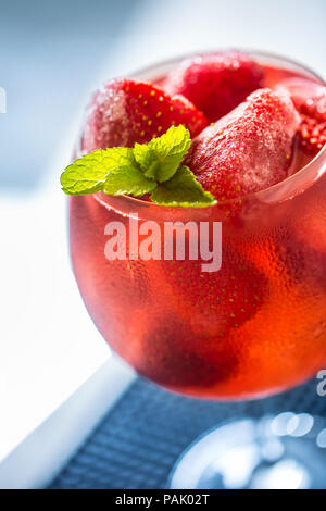 Cocktail sans alcool ou limonade aux fraises sirop soda avec de la glace et de feuilles de menthe. Banque D'Images