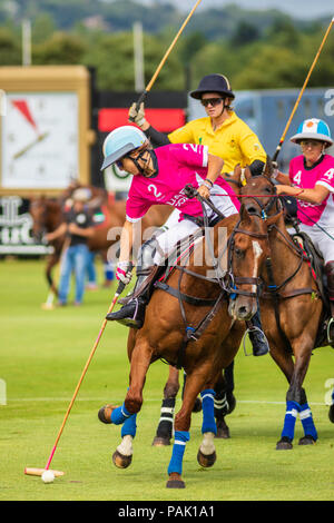 Mia Cambiaso (2), la fille de 16 ans d'Adolfo Cambiaso légende polo en action pour les EAU Chers Polo Team contre Maiz Dulce dans le British Cont Banque D'Images