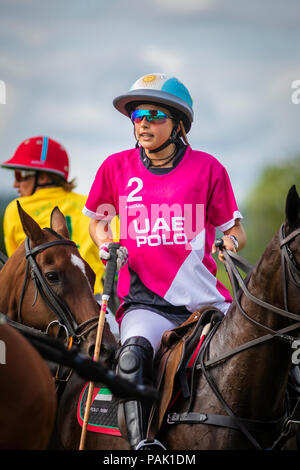 Mia Cambiaso (2), la fille de 16 ans d'Adolfo Cambiaso légende polo en action pour les EAU Chers Polo Team contre Maiz Dulce dans le British Cont Banque D'Images