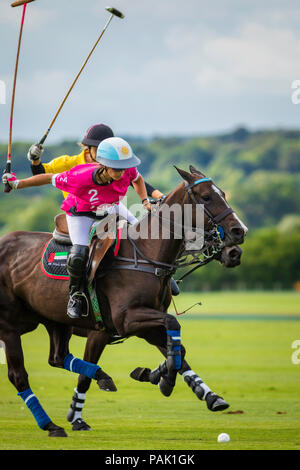 Mia Cambiaso (2), la fille de 16 ans d'Adolfo Cambiaso légende polo en action pour les EAU Chers Polo Team contre Maiz Dulce dans le British Cont Banque D'Images