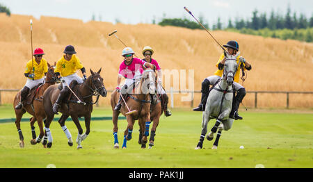 Mia Cambiaso (2), la fille de 16 ans d'Adolfo Cambiaso légende polo en action pour les EAU Chers Polo Team contre Maiz Dulce dans le British Cont Banque D'Images