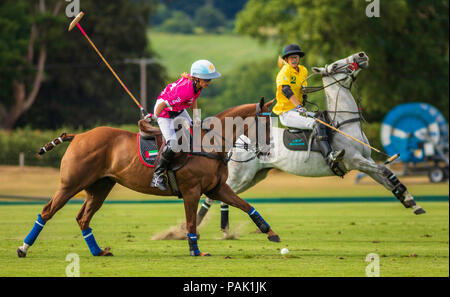 Mia Cambiaso (2), la fille de 16 ans d'Adolfo Cambiaso légende polo en action pour les EAU Chers Polo Team contre Maiz Dulce dans le British Cont Banque D'Images