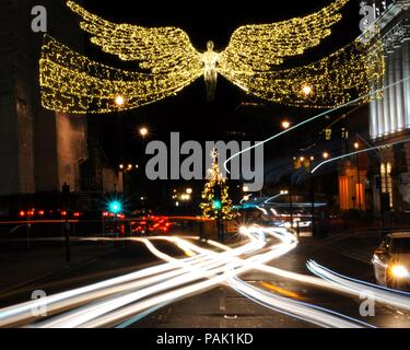 Lumières de Noël dans Regent Street, London, UK, avec en arrière-plan la place Waterloo et Trafalgar House sur la droite. Banque D'Images