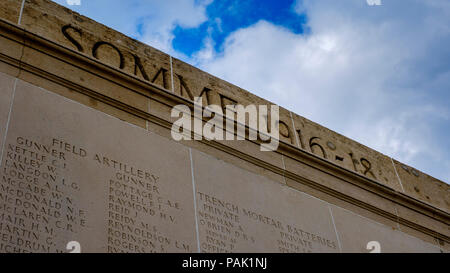 Le Mémorial National Australien au cimetière militaire de Villers-Bretonneux, près de la somme dans le nord de la France. Il y a 2 144 militaires du Commonwealth o Banque D'Images