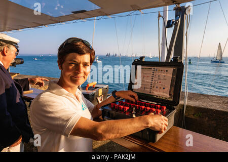 Dame Ellen MacArthur appuie sur le bouton pour démarrer le feu Cannon pour les agents de la race au Royal Yacht Squadron à Cowes. 1 204 bateaux disponibles ont participé à la Banque D'Images