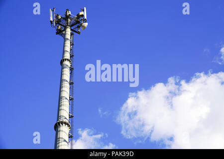 Les stations de base des téléphones mobiles avec fond de ciel bleu en Turquie. Banque D'Images