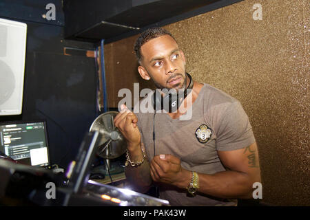 Richard Blackwood joue et old school R & B dj set à Faborje Watford bar and grill. Banque D'Images