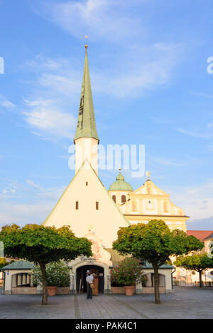 Altötting : place Kapellplatz avec chapelle Gnadenkapelle (Grace), Monastère Saint Magdalena en Allemagne, Bavière, Bayern, Oberbayern, Haute-Bavière Banque D'Images