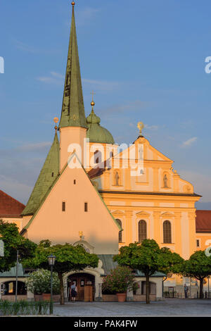 Altötting : place Kapellplatz avec chapelle Gnadenkapelle (Grace), Monastère Saint Magdalena en Allemagne, Bavière, Bayern, Oberbayern, Haute-Bavière Banque D'Images