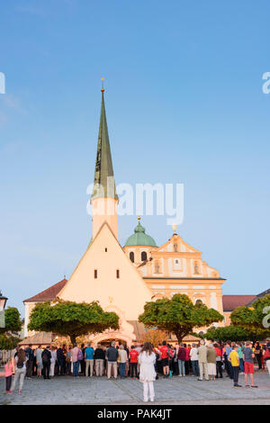 Altötting : Procession aux chandelles chrétiennes au square Kapellplatz avec chapelle Gnadenkapelle (Grace) en Allemagne, Bavière, Bayern, Oberbayern, la Bav Banque D'Images