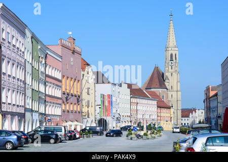 Neuötting : main street Ludwigstraße, l'église Saint-Nicolas en Allemagne, Bavière, Bayern, Oberbayern, Haute-Bavière Banque D'Images