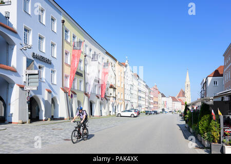 Neuötting : main street Ludwigstraße, l'église Saint-Nicolas en Allemagne, Bavière, Bayern, Oberbayern, Haute-Bavière Banque D'Images