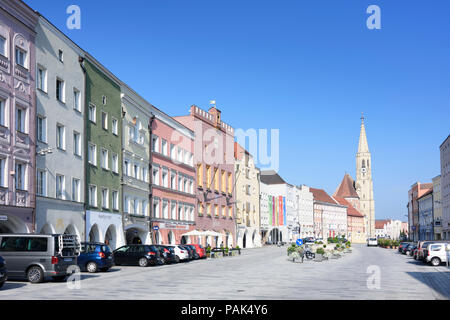 Neuötting : main street Ludwigstraße, l'église Saint-Nicolas en Allemagne, Bavière, Bayern, Oberbayern, Haute-Bavière Banque D'Images