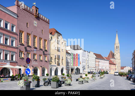 Neuötting : main street Ludwigstraße, l'église Saint-Nicolas en Allemagne, Bavière, Bayern, Oberbayern, Haute-Bavière Banque D'Images