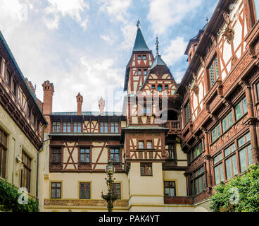 Sinaia, Roumanie - 27 septembre 2017 : vue sur la cour intérieure au château de Peles en Roumanie avec de beaux détails Banque D'Images