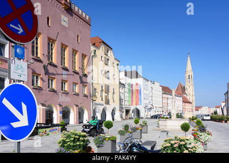 Neuötting : main street Ludwigstraße, l'église Saint-Nicolas en Allemagne, Bavière, Bayern, Oberbayern, Haute-Bavière Banque D'Images