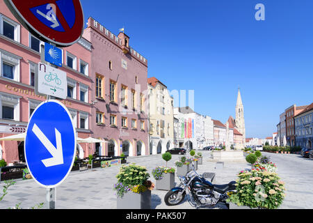 Neuötting : main street Ludwigstraße, l'église Saint-Nicolas en Allemagne, Bavière, Bayern, Oberbayern, Haute-Bavière Banque D'Images