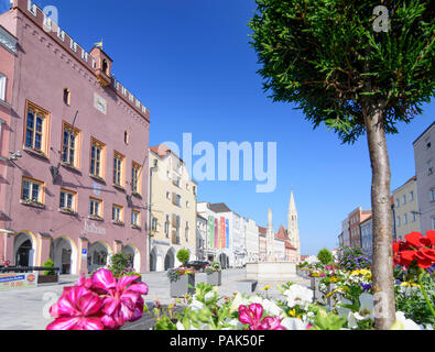 Neuötting : main street Ludwigstraße, l'église Saint-Nicolas en Allemagne, Bavière, Bayern, Oberbayern, Haute-Bavière Banque D'Images