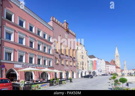 Neuötting : main street Ludwigstraße, l'église Saint-Nicolas en Allemagne, Bavière, Bayern, Oberbayern, Haute-Bavière Banque D'Images