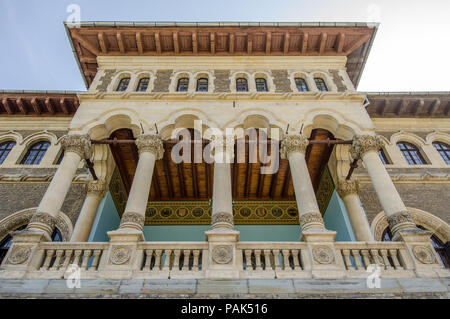 Palais Cantacuzino balcon avec de belles colonnes décorées construit en style architectural roumain neo dans les montagnes de Busteni en Roumanie et en partie de Banque D'Images