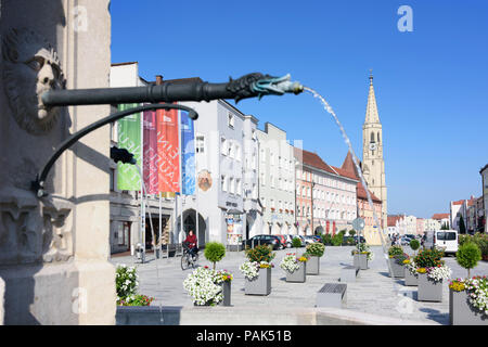 Neuötting : main street Ludwigstraße, église Saint-Nicolas, fontaine en Allemagne, Bavière, Bayern, Oberbayern, Haute-Bavière Banque D'Images