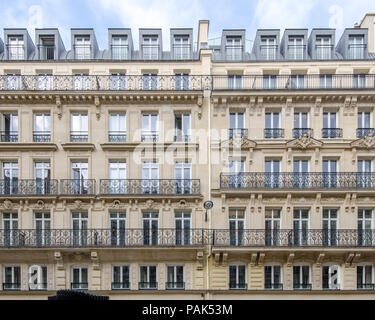 Les façades des bâtiments typiquement parisienne dans cette merveilleuse ville européenne avec de grandes fenêtres et de détails classiques faites de pierre et de fer sur une persp Banque D'Images