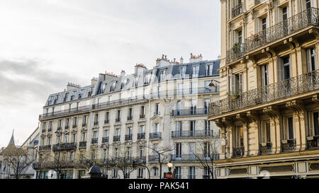 Vue sur la rue typique de paris avec de beaux bâtiments classiques dans cette merveilleuse destination européenne par un beau coucher du soleil Banque D'Images