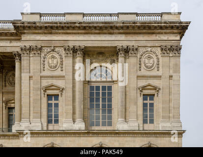 Partie de coin de la façade du Musée du Louvre avec les détails des fenêtres et des colonnes sur ce beau monument architectural baroque Banque D'Images