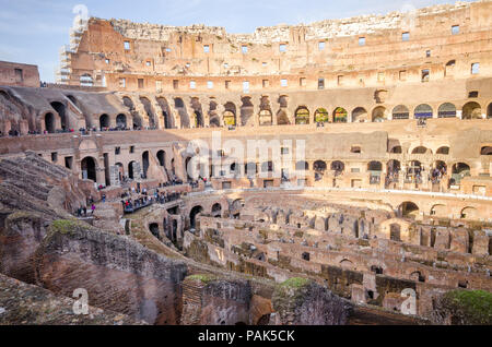 ROME, ITALIE - 29 novembre 2015 : vue sur le Colisée avec la structure et les systèmes sous l'arène et d'autres travaux de maçonnerie dans ce merveilleux tou Banque D'Images