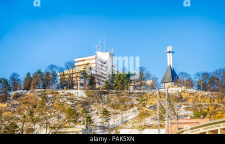 CLUJ-NAPOCA, Roumanie - 06 janvier 2015:vue de la colline Cetatuia avec le monument et Belvedere Hotel sur une journée d'hiver ensoleillée avec de la neige et un ciel bleu et Banque D'Images