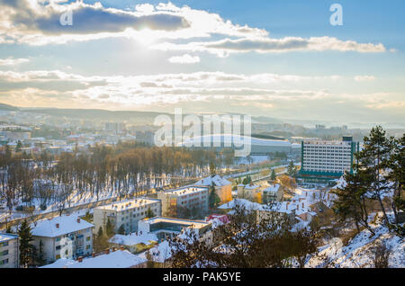 CLUJ-NAPOCA, Roumanie - 06 janvier 2015 : Avis de Cluj Arena, Cluj Napoca Central Park et Napoca voir un jour d'hiver ensoleillé avec belle blanche neige Banque D'Images