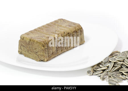 L'Europe de l'Est dessert traditionnel appelé halva fabriqués à partir de graines de tournesol et de cacao sur un fond blanc Banque D'Images