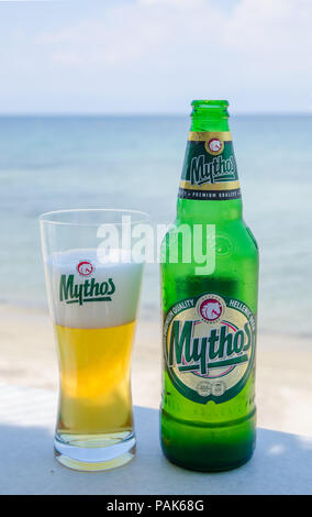 THASSOS, GRÈCE - 18 août 2014 : Mythos grec traditionnel bière sur la plage Thassos Banque D'Images