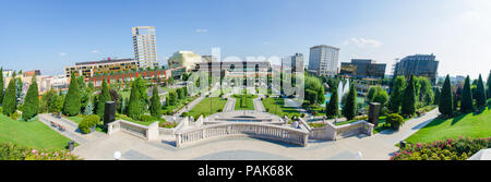 IASI. Roumanie - 9 août 2014 : Palais de la culture de Iasi et Palas Mall Park avec un beau regard vert frais sur une journée ensoleillée avec les personnes qui s'y t Banque D'Images